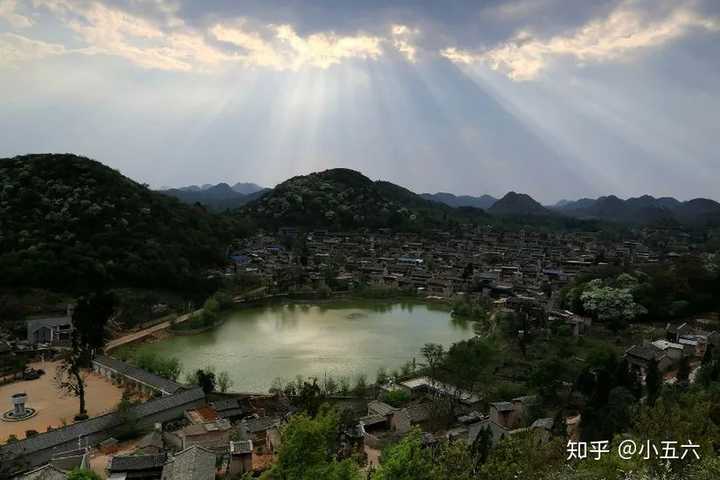 糯黑村隶属昆明市石林彝族自治县圭山镇, 「糯黑」一词意为「猴子戏水