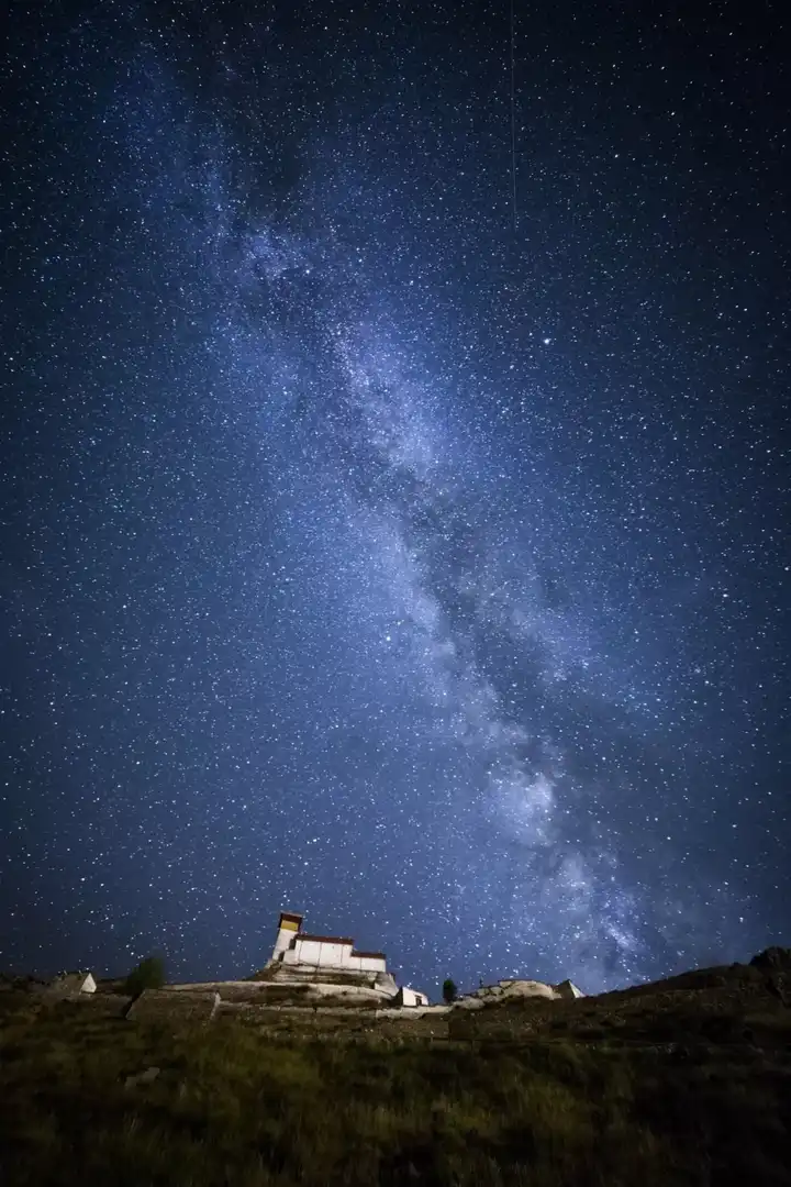 在雅鲁藏布大峡谷,南迦巴瓦在月光下发出晶莹的光芒,背后的星空苍茫