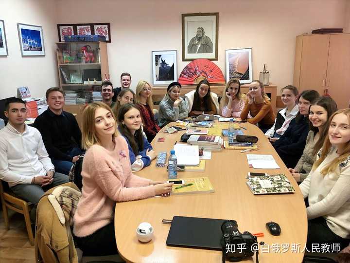 上图吧,坐标白俄罗斯,性别比和乌克兰差不多,理论上讲男女差不多才对
