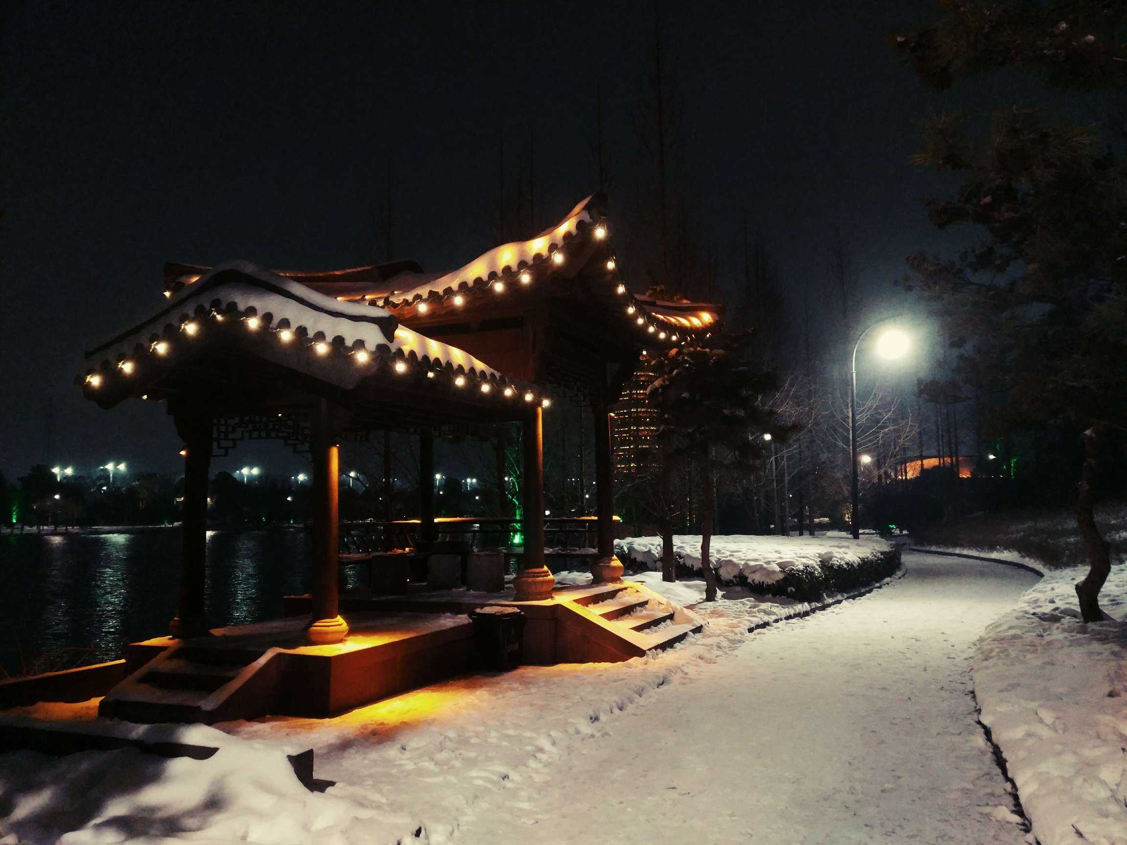 拍年味 滨湖夜雪,红灯里透着新年.