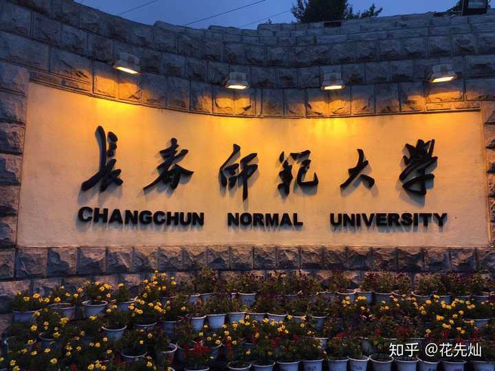 最后附加一句:学校的妹子是真的多,据说男女比例1:7,每到夏天那一条
