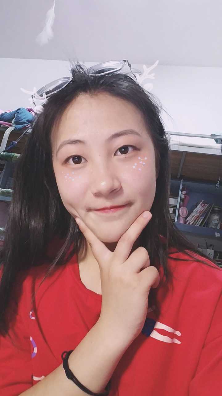 一个常年戴眼镜的人,突然摘下眼镜戴上隐形会有多惊艳?
