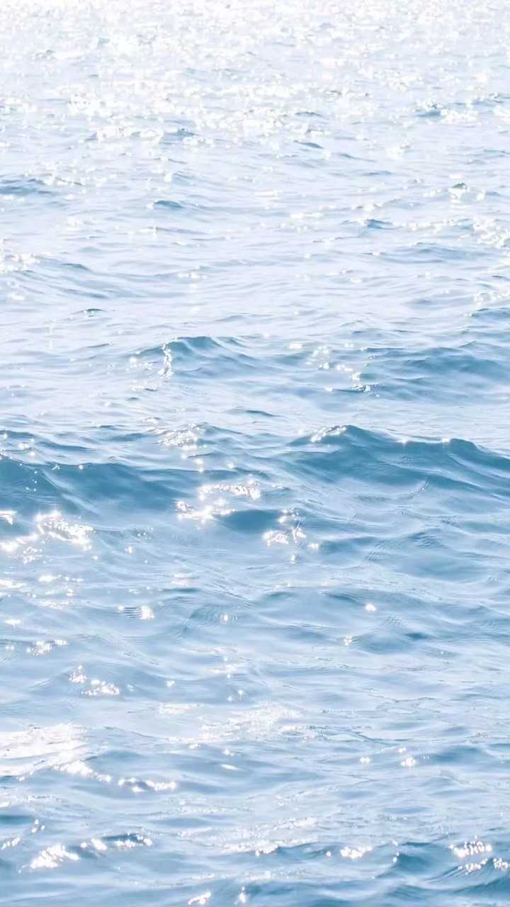 波光粼粼的水面