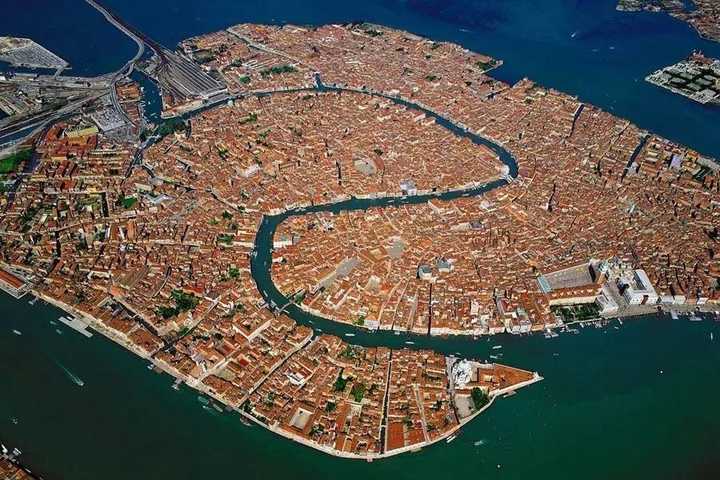 水城威尼斯的木桩地基,为什么在千年后不腐烂,反而愈久弥坚呢?