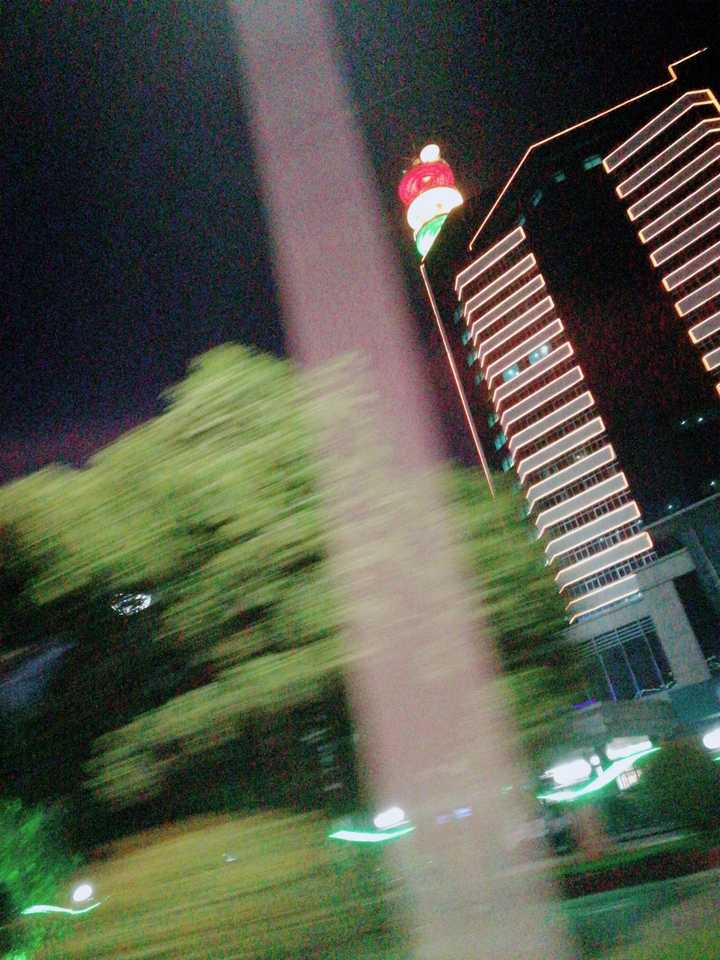 还有在出租车上坐着,看到窗外的景不错,随手拍了一下,没想到还挺好看