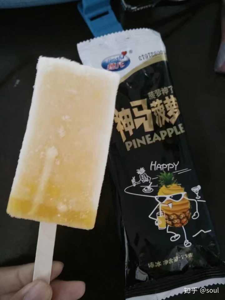 果味雪糕,菠萝的都挺好吃,其实还有一款好像叫做旋转菠萝,圆柱的雪糕