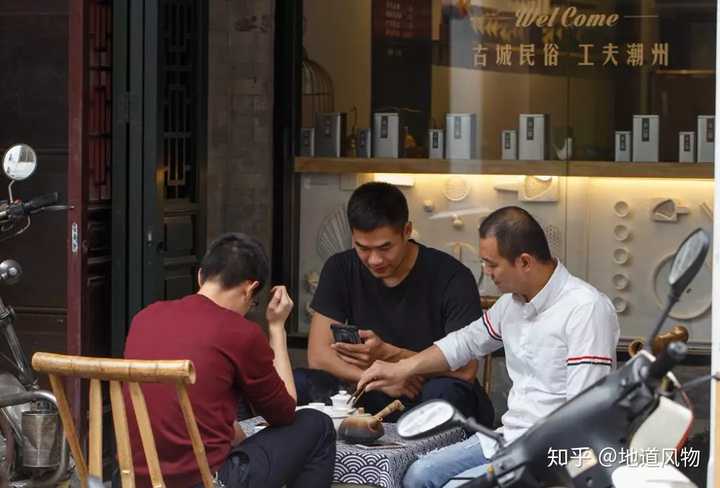 在潮汕,喝茶不是让你解渴那么实际的,而是在意小杯与茶客,茶客和主人