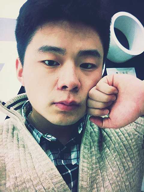 说不上帅,但至少比以前强太多了……(我还是比较喜欢小眼睛的男生的 )