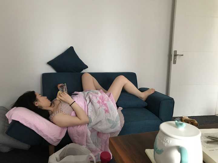 回头看看躺在沙发上的女票.