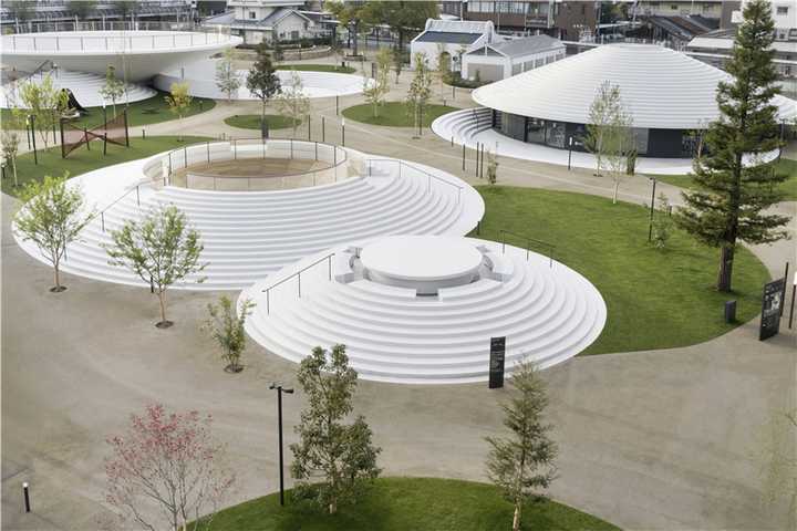 构筑物以圆形为元素进行多阶梯式的衍生,分别形成了建筑,屋顶,活动场