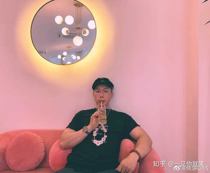 如何评价德云社肌肉队长烧饼的时尚风格?