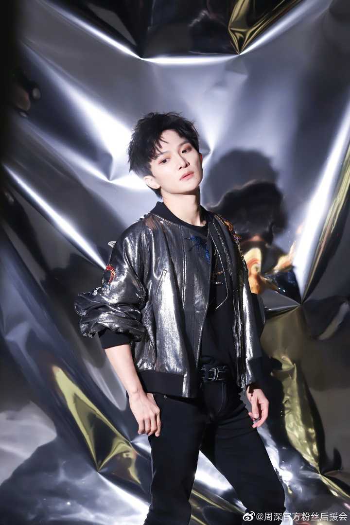 你们愿不愿意和我分享一下都存了周深什么样的照片?