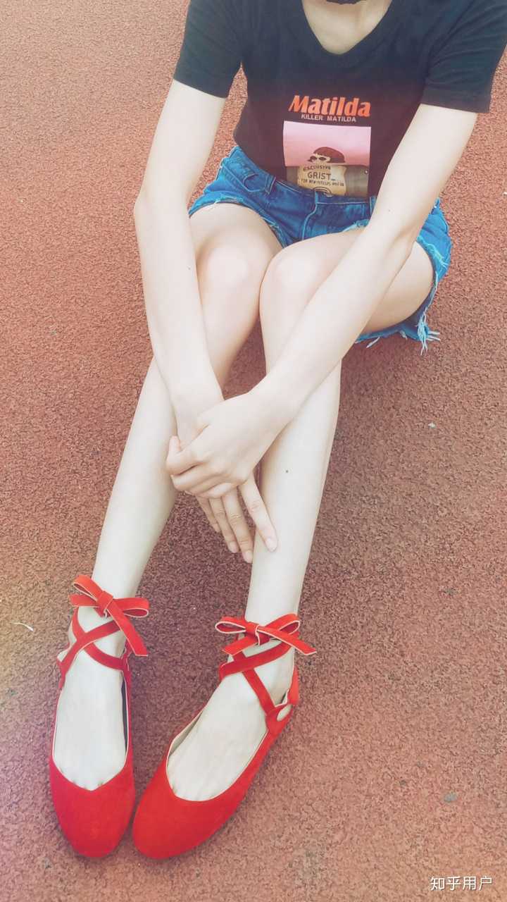 她发的照片每一张我都以为她170   以下照片是同一个我 不同的腿 这个