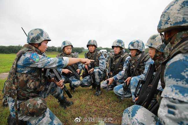 与网传换装的所谓的多地形迷彩相比,我更愿意相信pla换装新式五色数码
