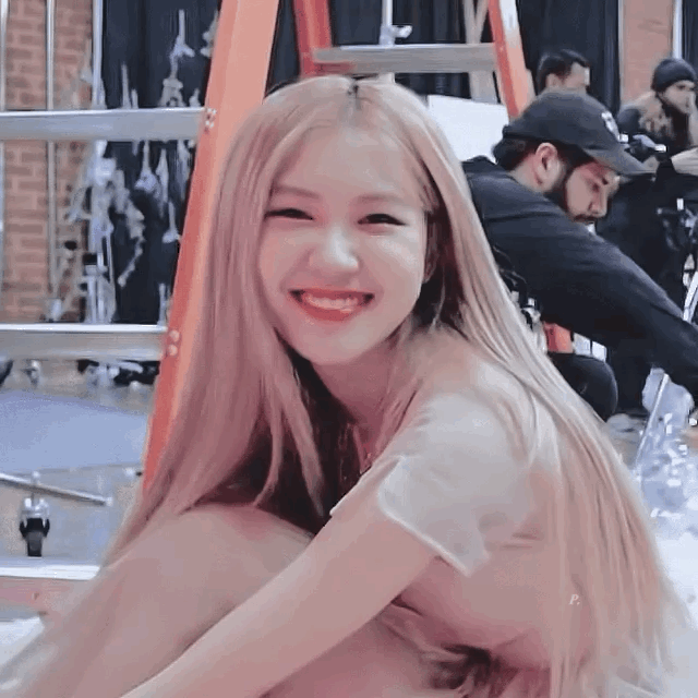 简直就是温柔体贴善良美丽大方得体的女主挂,有时候懵懵的,但是其实