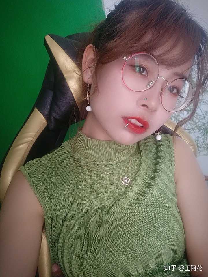但我目前又胖了6斤,脸盘子大了,再加上高度近视,所以眼睛并不大