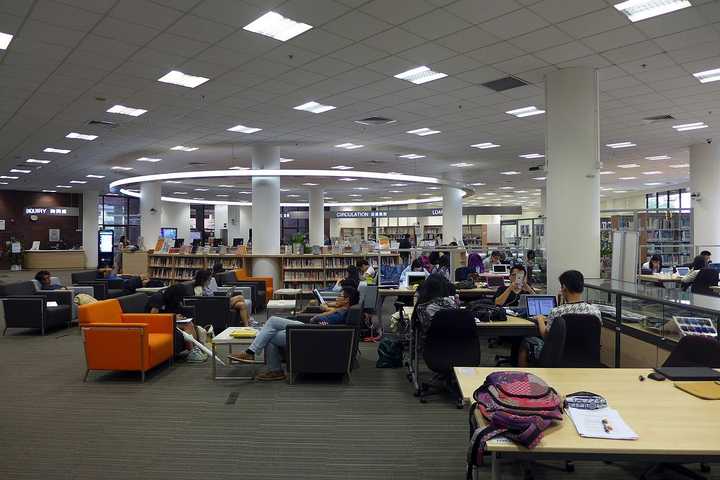 香港大学的图书馆或教室环境如何?是否适合上自习?