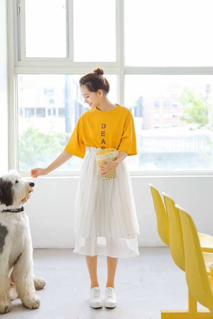 白裙子搭配帆布小白鞋,舒适透气.