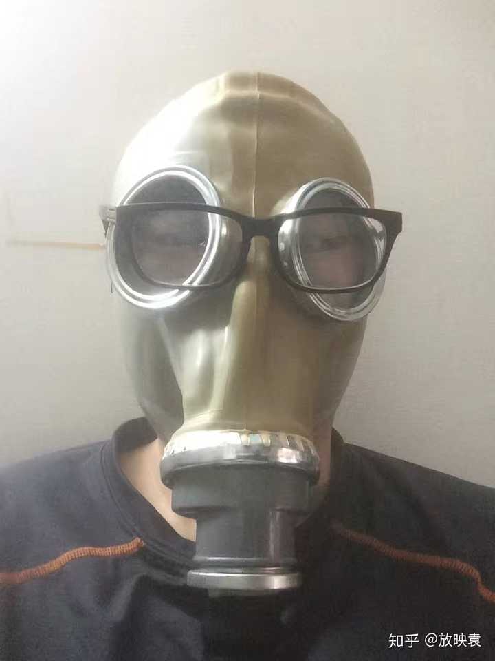 戴防毒面具出门丢人吗?