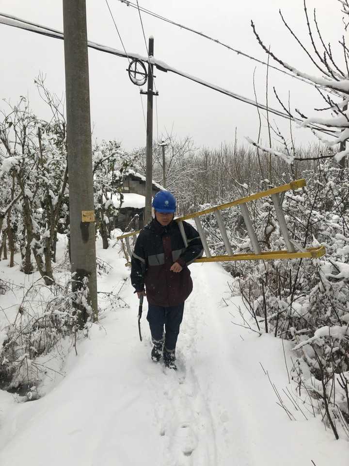 为了保电,电力工作人员在大冬天巡检有多辛苦?春节也不放假吗?