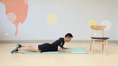 眼睛向上看,向后仰背,以此来拉伸腹部.