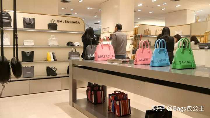 如何看国外奢侈品专柜中国导购看不起国内消费者?