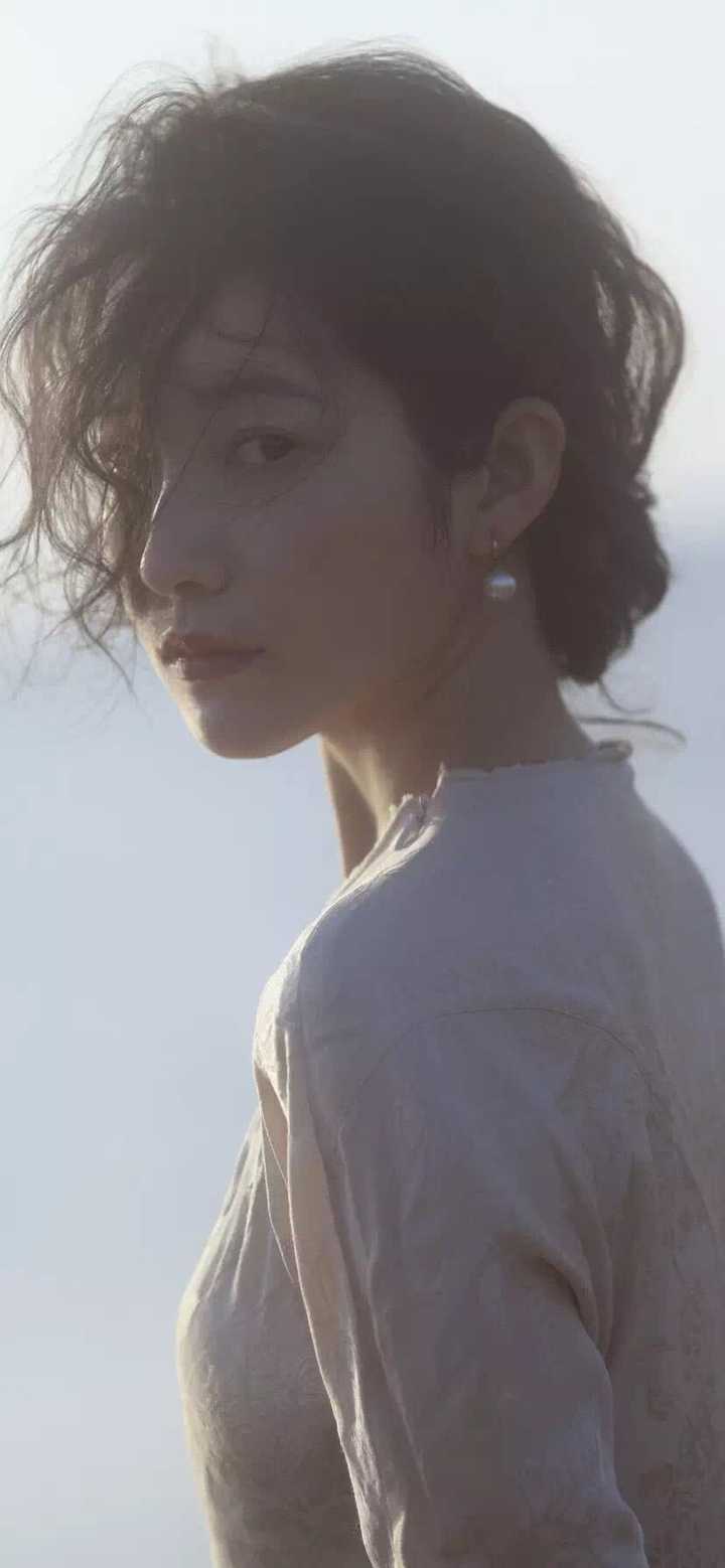 有没有那种性冷淡风又有点a的壁纸或者女生头像?