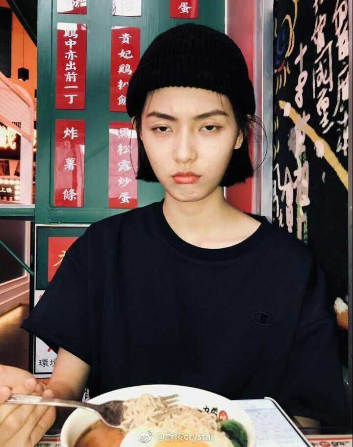 00后身高175 名字赵佳丽 新晋模特 已经走了不下十场秀 场场都是大牌