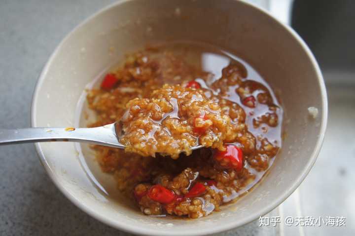 用蒜蓉汁均匀的铺在龙虾的肉上,头上及钳子上,然后放在蒸锅上,大火蒸