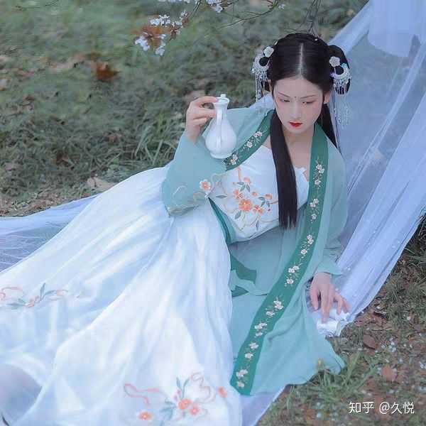 姐妹们有没有绿色汉服美图啊?