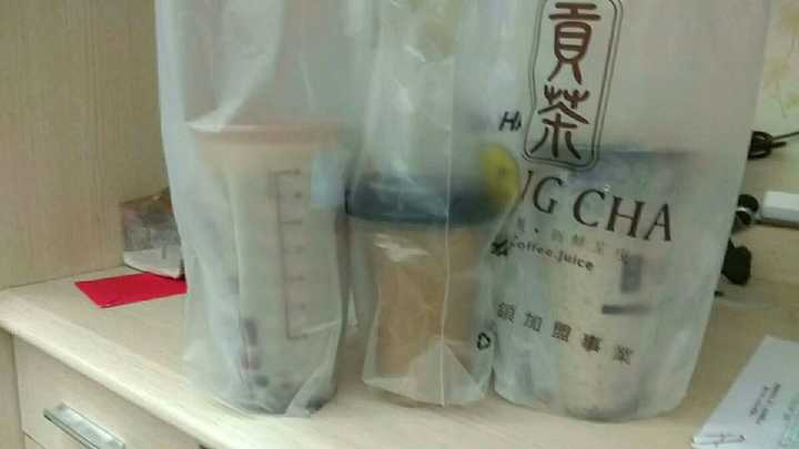 人手必备的玫瑰和奶茶,这个可以说是女生节的经典礼物了.