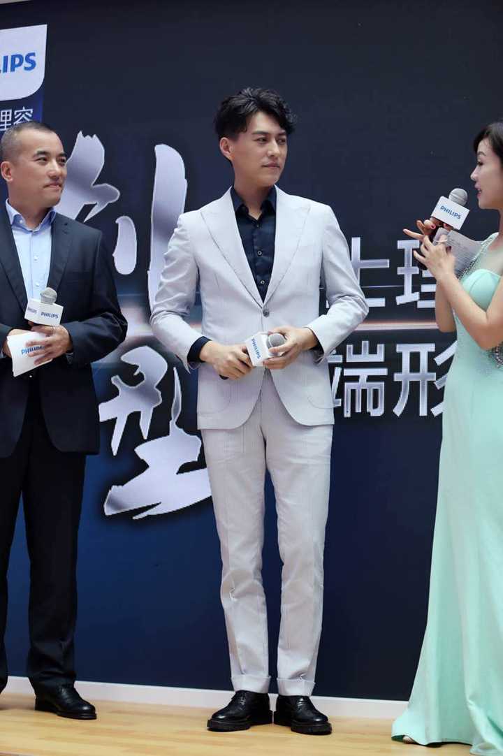 靳东穿上suit&tie泡泡纱质地的西服,更加的温文儒雅 张亮