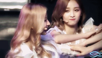 为什么腾讯视频里的评论黑吴宣仪的这么多?