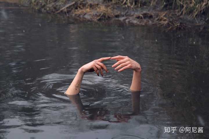 我自甘堕落,救我就是害我.