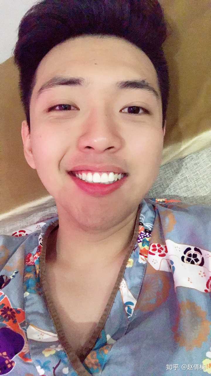 网恋对象一个月了,挺喜欢他的.昨天他突然发自拍给我