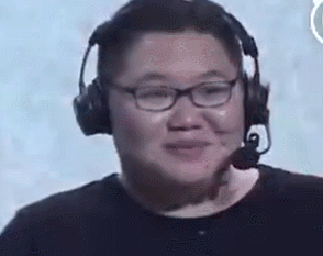 讨论应该是rng上场,突然后台说we上的时候,骚猪那可以做表情包的表情