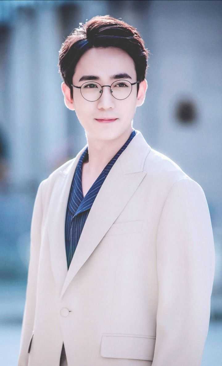戴眼镜比不戴眼镜好看的男明星有哪些?