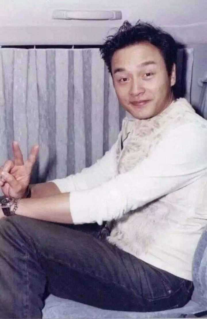 你们收藏的哥哥(张国荣)的照片有哪些?