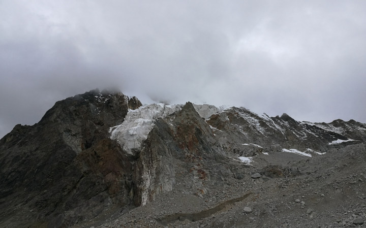 在高山草甸带的顶端,与终年积雪的雪线之间,叫做高寒荒漠带.