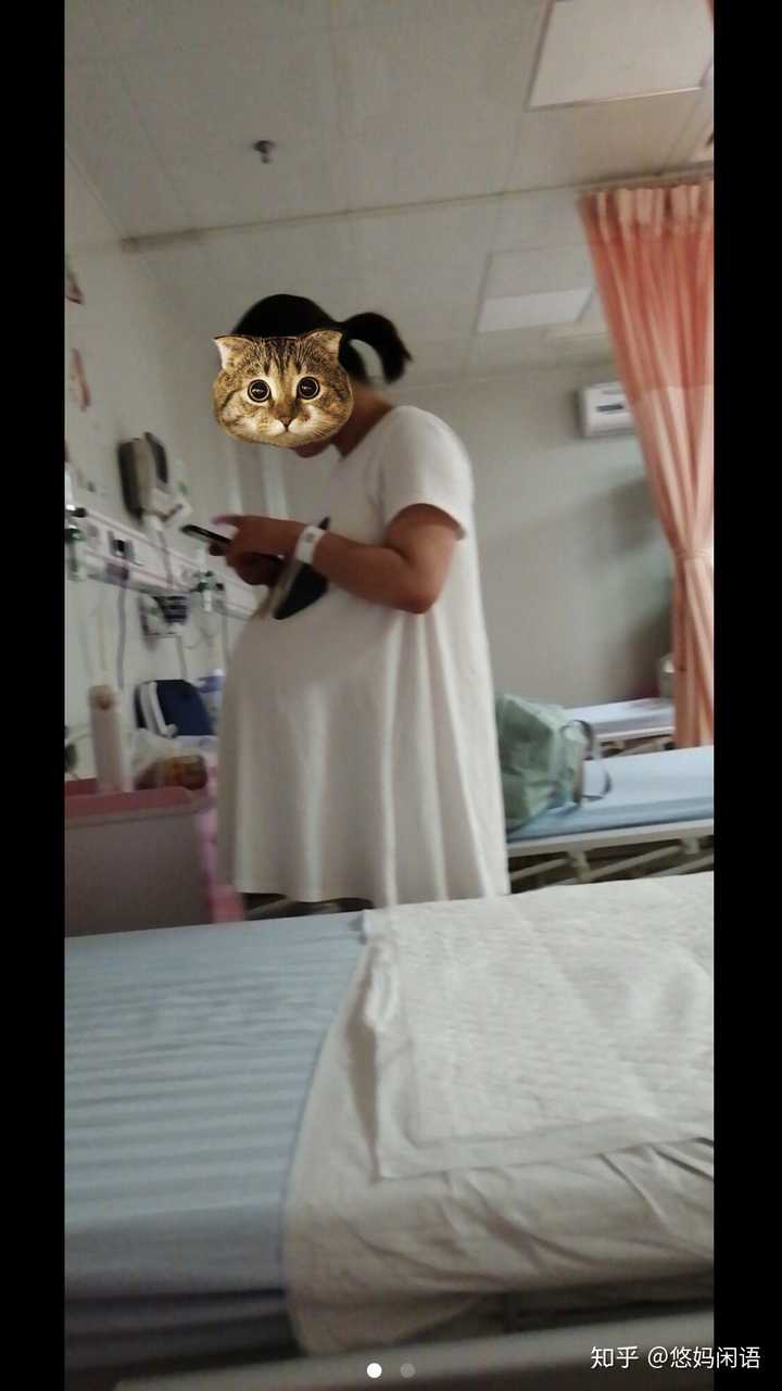 生完后捂着伤口(我是顺转剖的)在医院走廊散步,肚子还有这么大