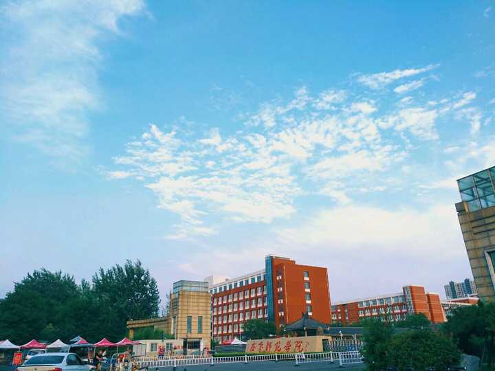 齐鲁师范学院(原山东教育学院)图书馆始建于1953年,馆舍总面积为2