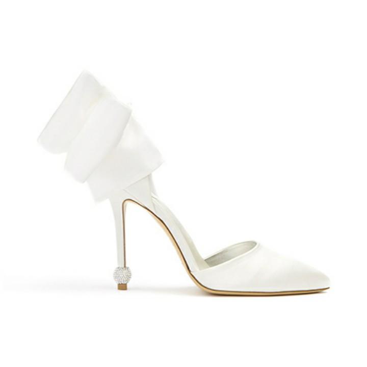 这双蝴蝶结款的白色婚鞋,既高雅又稍微带点小俏皮,是婚鞋的不二选择.