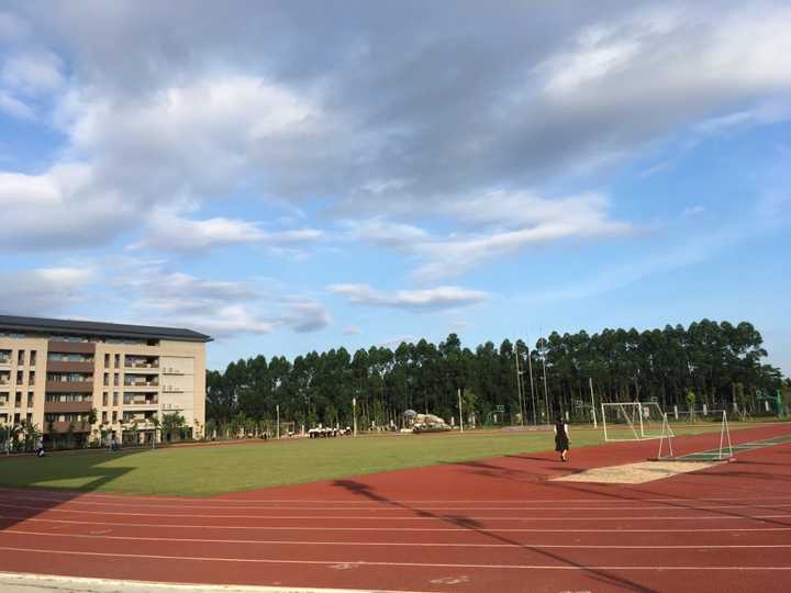 在东莞市东华初级中学就读是怎样的体验?
