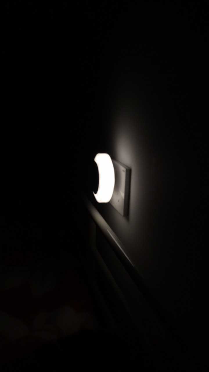 夜,适合对着u型灯思考,或者发呆.