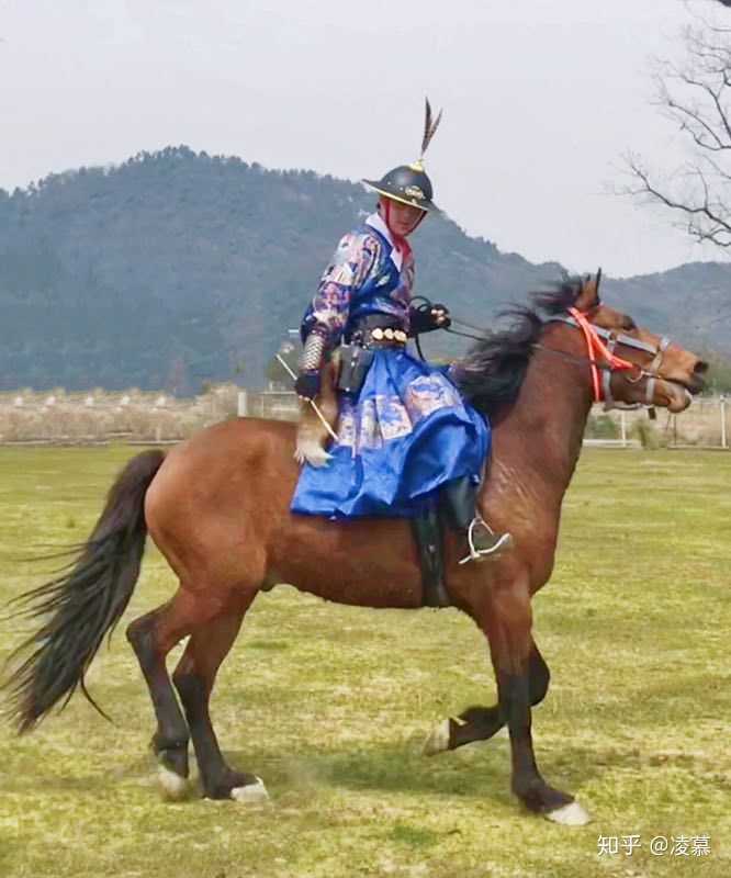 在草原上骑马可以穿汉服吗