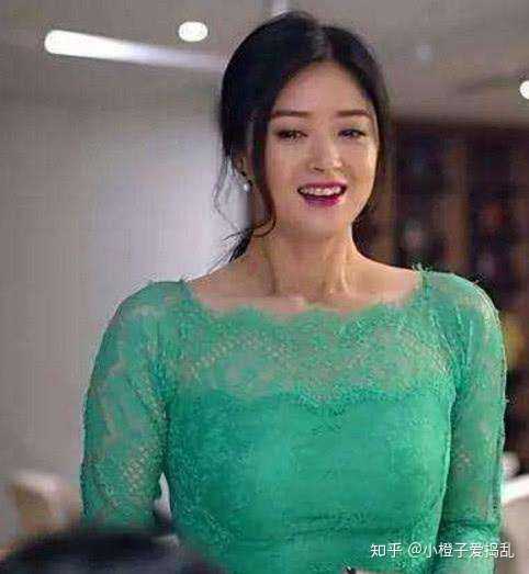 女生胸太大该怎么穿搭才能显小?