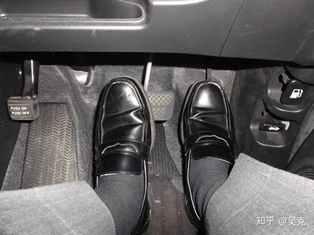 不是说刹车踏板必须用右脚踩吗,那为什么自动档的车刹车踏板要加宽到