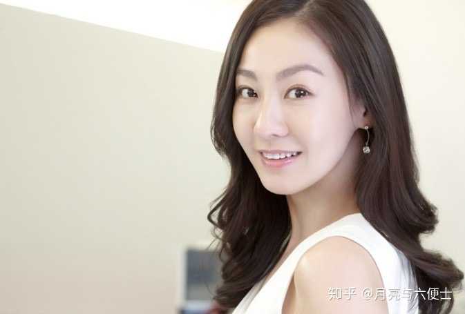 李美妍还出现了一次 就是那个巧克力风衣广告 剧里她的年龄跟德善一样