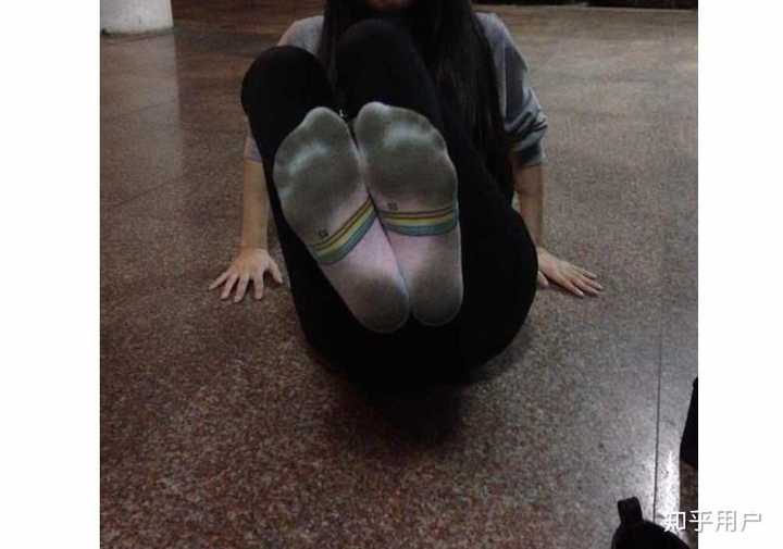 女孩子穿着鞋袜练一天舞jio超臭的,依然有人想要买穿臭的舞蹈鞋和袜子