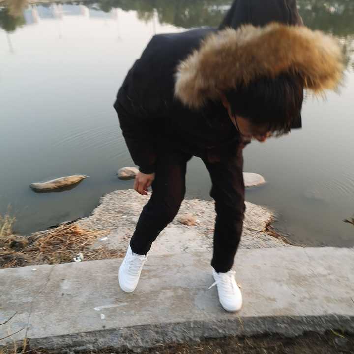 (家里呆够了,就骑小车车去河边溜达,躺着的是挡风被.)